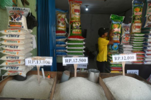 kenaikan harga beras berdampak pada pedagang